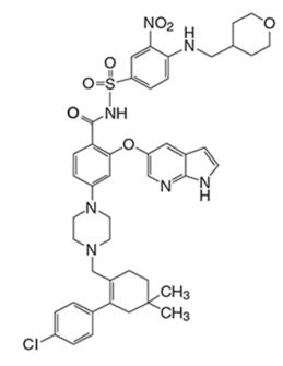 la siguiente estructura química para Venetoclax es un inhibidor de BCL-2. Es un sólido de color amarillo claro a amarillo oscuro con la fórmula empírica C45H50ClN7O7S y un peso molecular de 868.44. Venetoclax se describe químicamente como 4-(4-{[2-(4-clorofenil)-4,4-dimetilciclohex-1-en-1-il]metil}piperazina-1-il)-N-({3-nitro-4-[(tetrahidro-2H-pirano-4-ylmetil)amino]fenil}sulfonilo)-2-(1H-pirrolo[2,3-b]piridina-5-yloxi)benzamida).