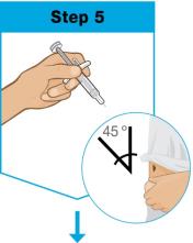 Un primer plano de una mano sosteniendo una jeringa

Descripción generada automáticamente